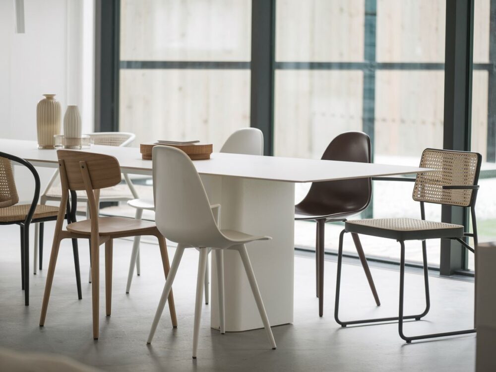 aranżacja krzeseł i białego stołu