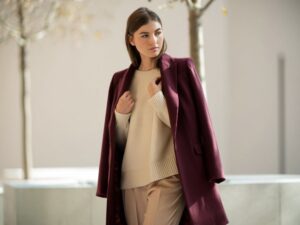 burgundowy płaszcz stylizacja