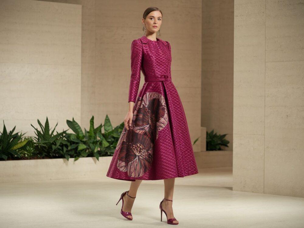 eleganckie szpilki i fuksjowa kreacja