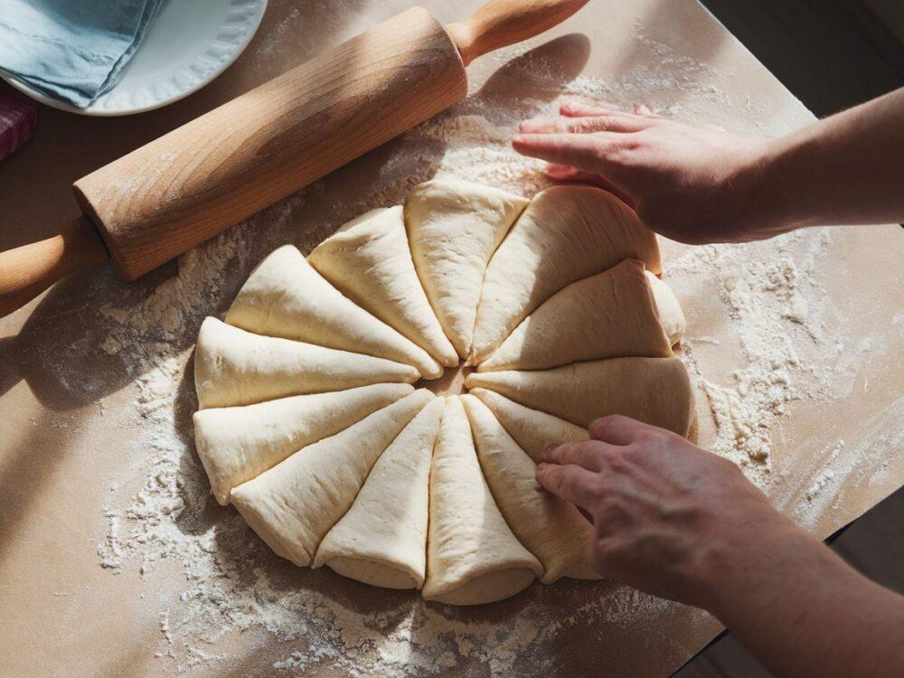 krojenie ciasta na rogaliki