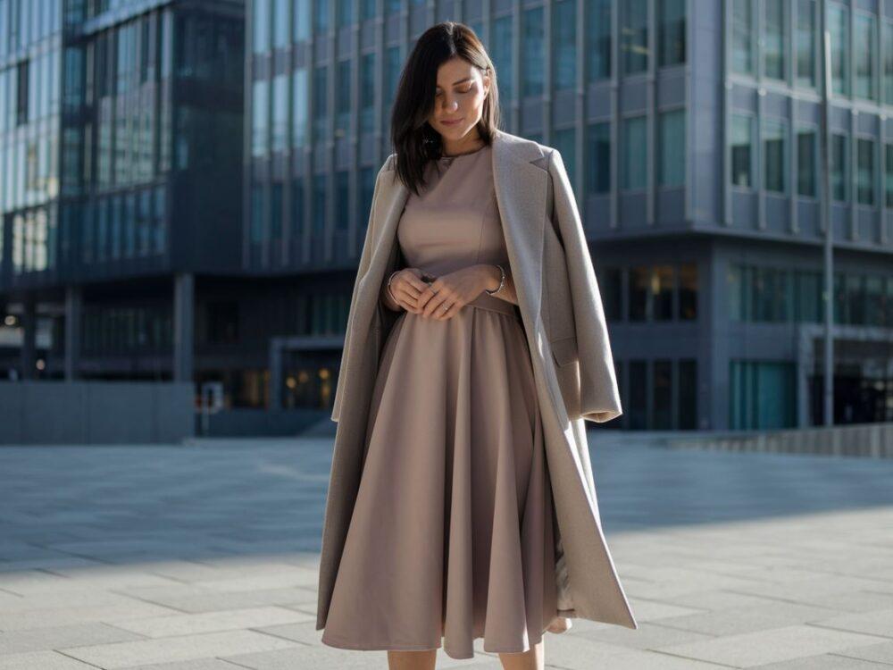 modny płaszcz na sukience midi