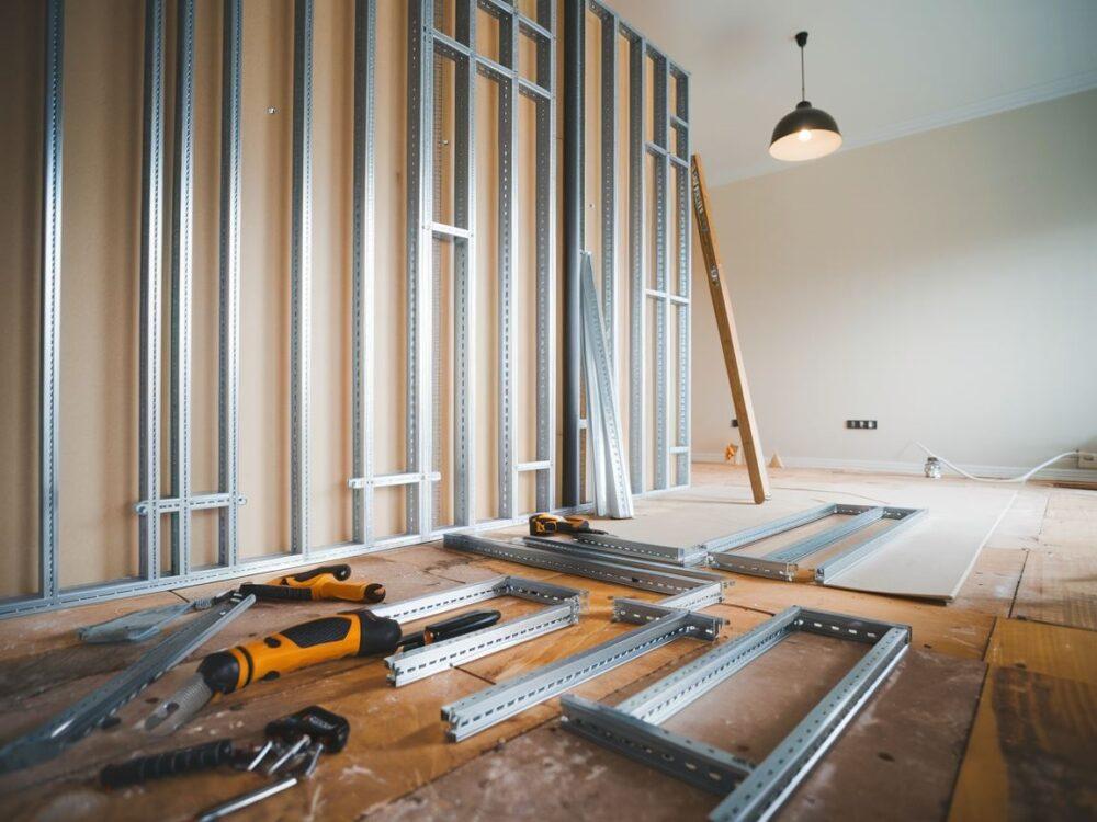 przykręcanie regipsów do stelaża