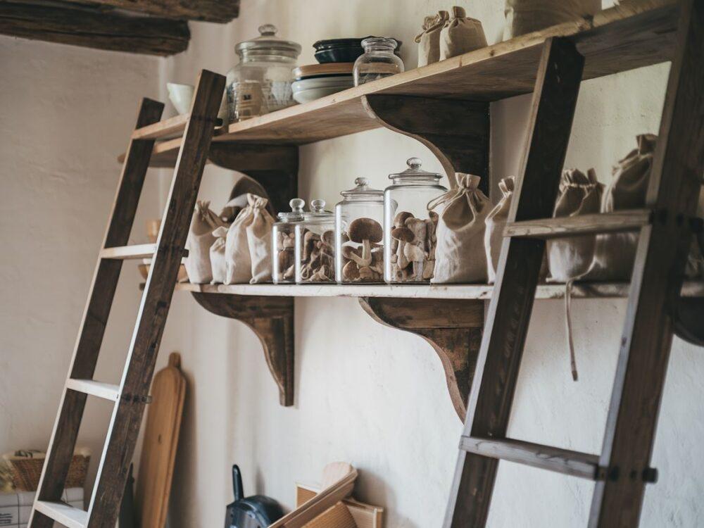 słoik z suszonymi grzybami