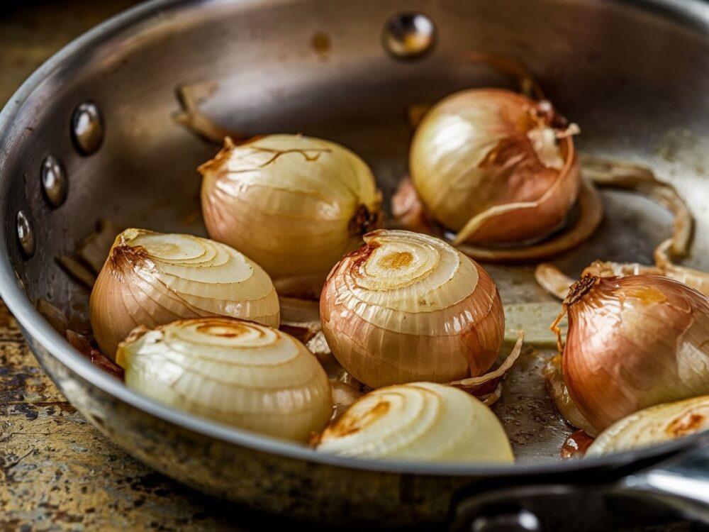 smażenie cebuli na patelni