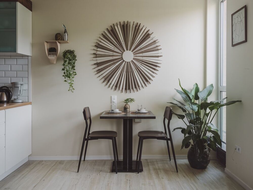 stół w kuchni z obrazami