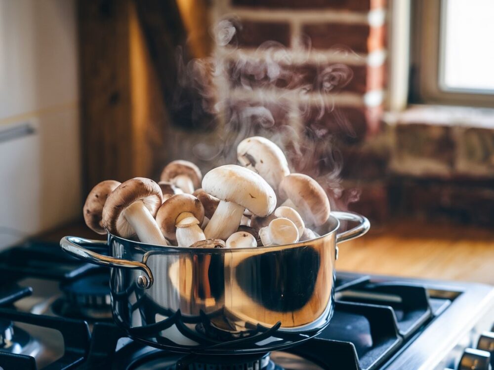 świeże grzyby w garnku