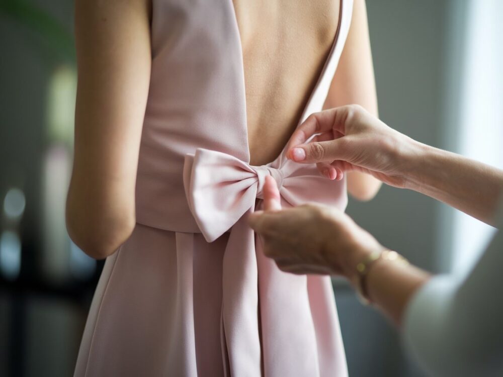 wiązanie kokardy na sukience